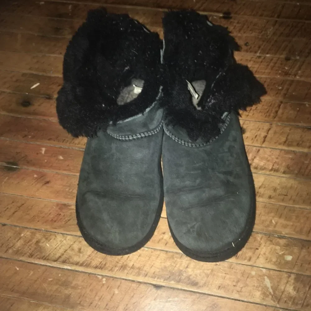 Uggs short fur lined booties size 3/34